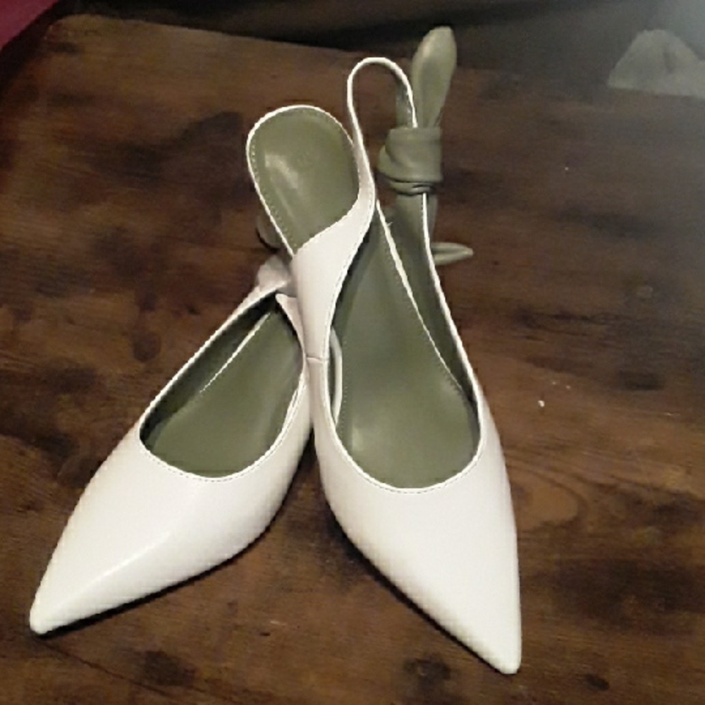 NWT Rilista 7.5 White With Green Side Bow Modern Gorgeous White Pointed Toe Heel